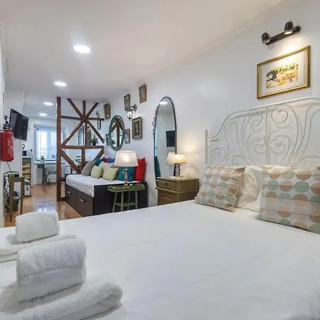 Charming & Cozy - Alfama | By Airnest Апартаменты Лиссабон